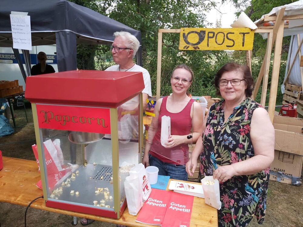 Popcorn für die Kinder am Abenteuerspielplatz. Mit Wolfgang Radünz und Olga. Das Popcorn fand reißenden Absatz